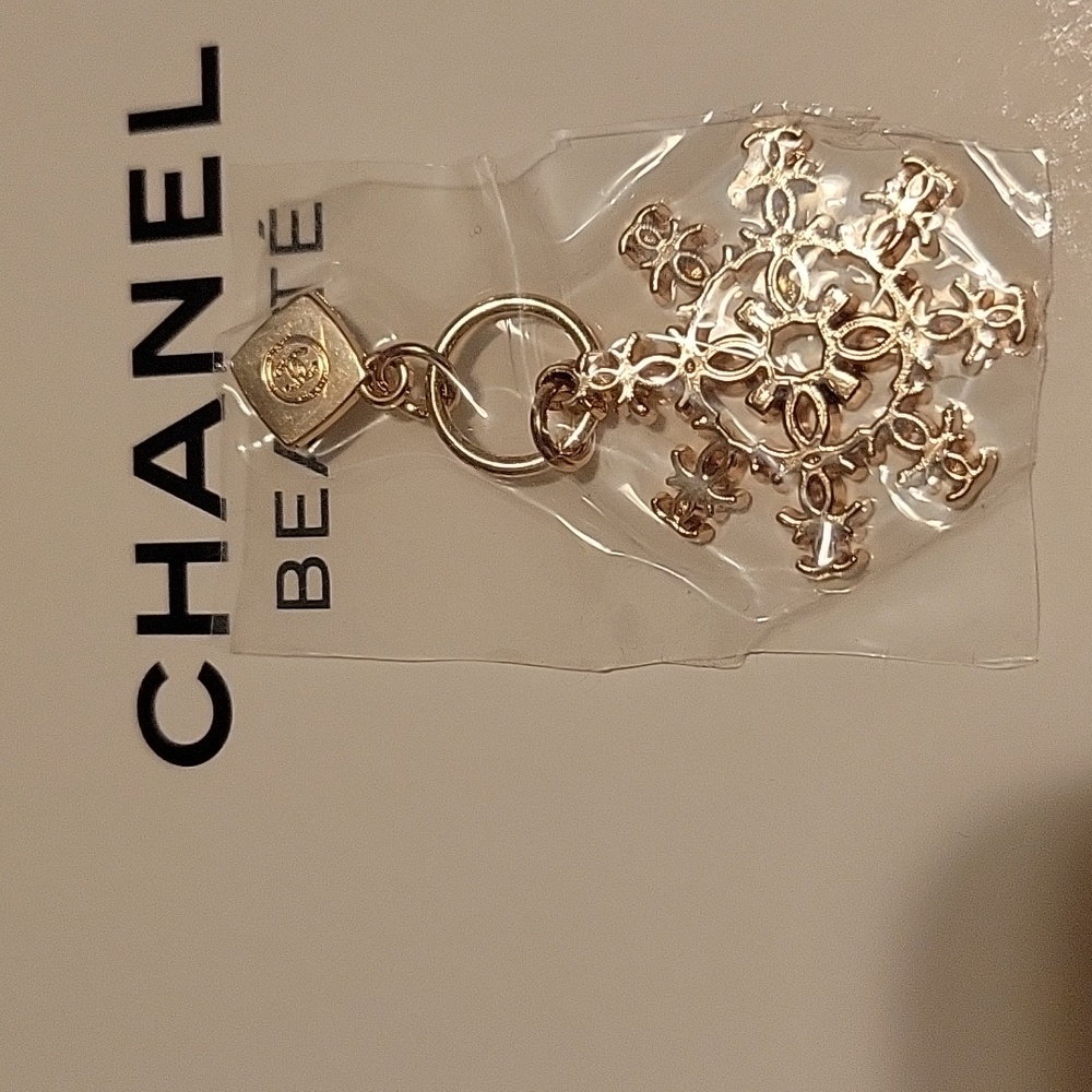 CHANEL Gold Floral Snowflake Pendant Or Charm